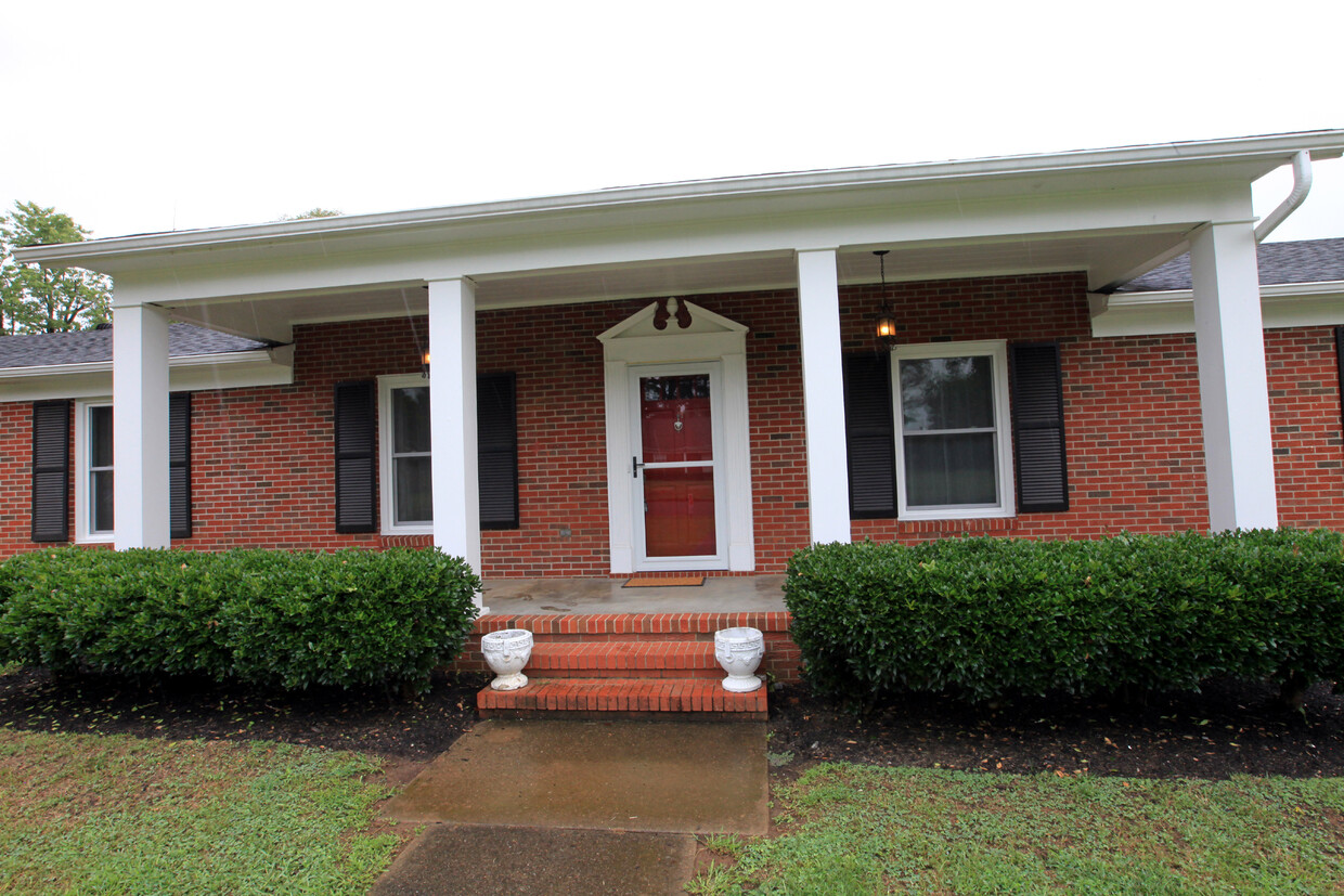 Primary Photo - 4 bed, 2 bath home on large lot near MTSU