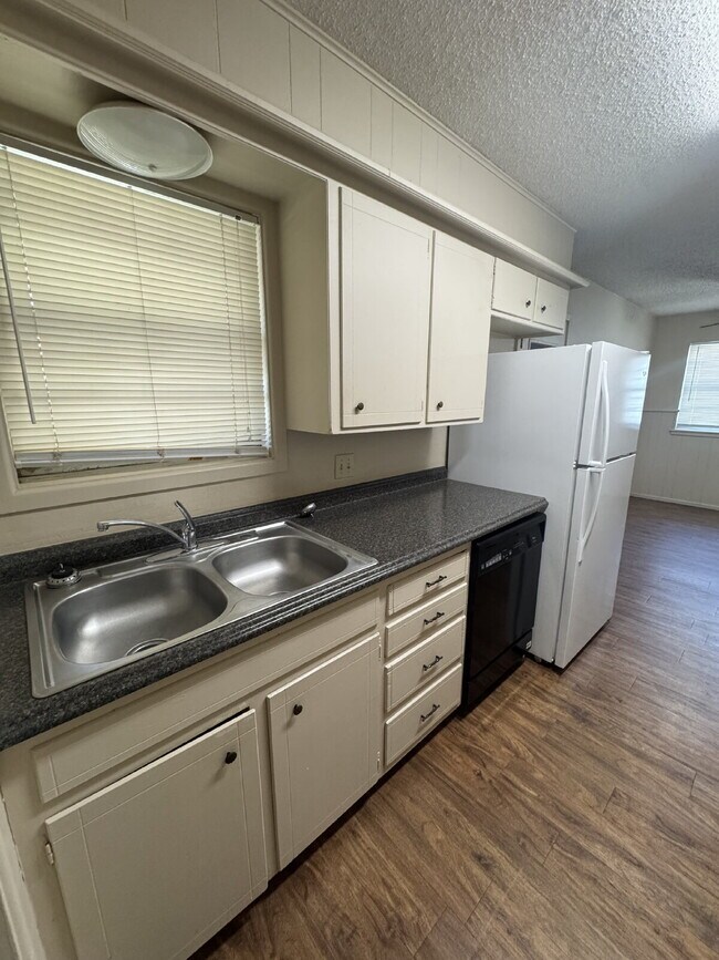 Building Photo - Charming 3-Bed Home with 1.5 Baths in Lubb...