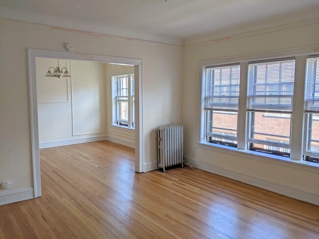 Building Photo - 731 Hinman Ave