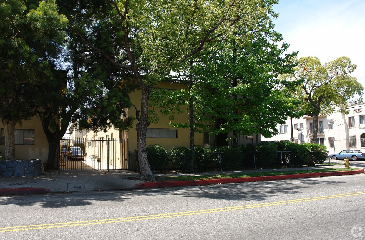 Building Photo - 5000 Romaine St
