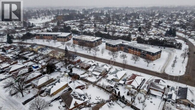 Photo du bâtiment - 370 Admiral Dr