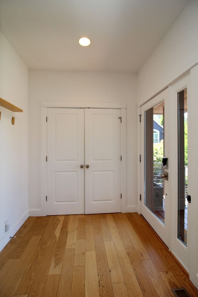 Building Photo - Stunning Modern 4 Bedroom/4 Bath Home Back...