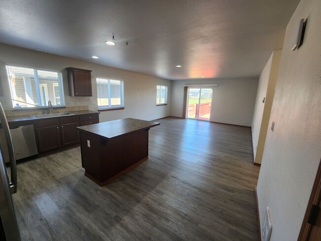 Foto del edificio - Beautiful 3-Bedroom Home in Spanaway – App...