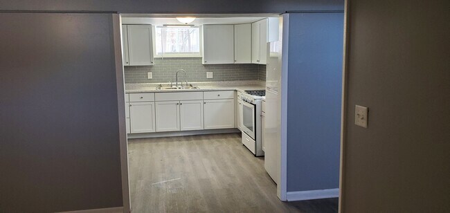 Kitchen - 435 Westwood Rd