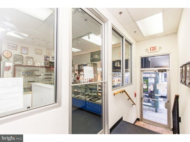 entrance into building - 735 Walnut St
