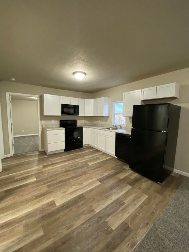 Building Photo - Newly remodeled 3 bedroom 1 bath 2 Stall D...