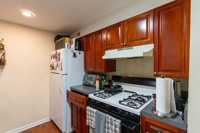 Building Photo - Beautiful 2 bedroom Bi level unit