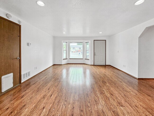 Building Photo - Beautiful rambler house with 3 bedroom nea...