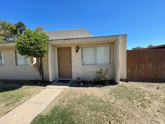 Primary Photo - 944 S Valencia