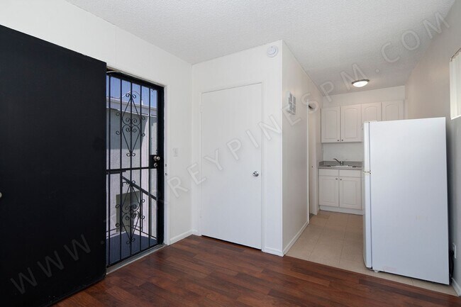 Foto del edificio - Studio 1 block from Tourmaline Beach! ALL ...
