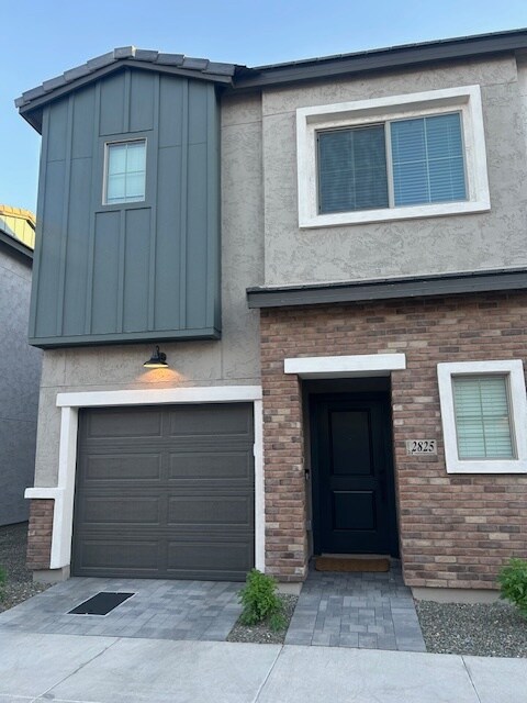 Foto principal - 2825 W Red Fox Rd