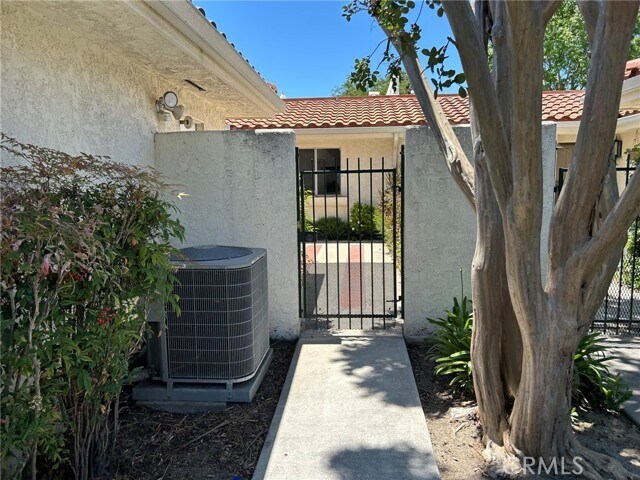 Building Photo - 1639 Red Hill N Dr