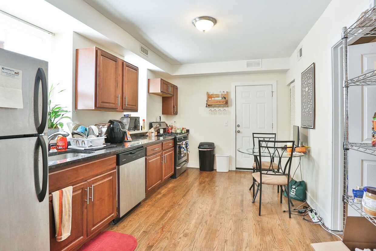 Primary Photo - Large Updated 2 Bedroom/1 bath GARDEN in B...