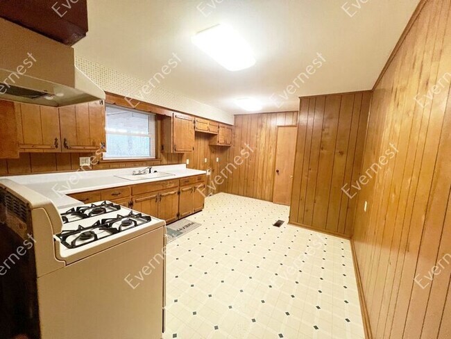 Building Photo - 210 W 52nd St