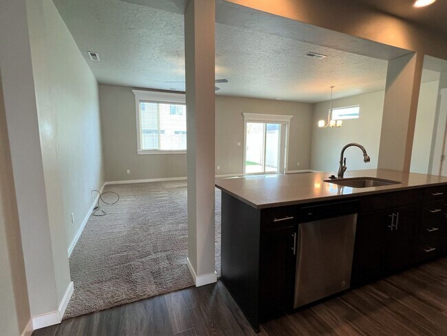 Foto del edificio - Beautiful 4 bed 2.5 bath Blackrock home in the Verado Subd just off N Locust Grove and Ustick Rd