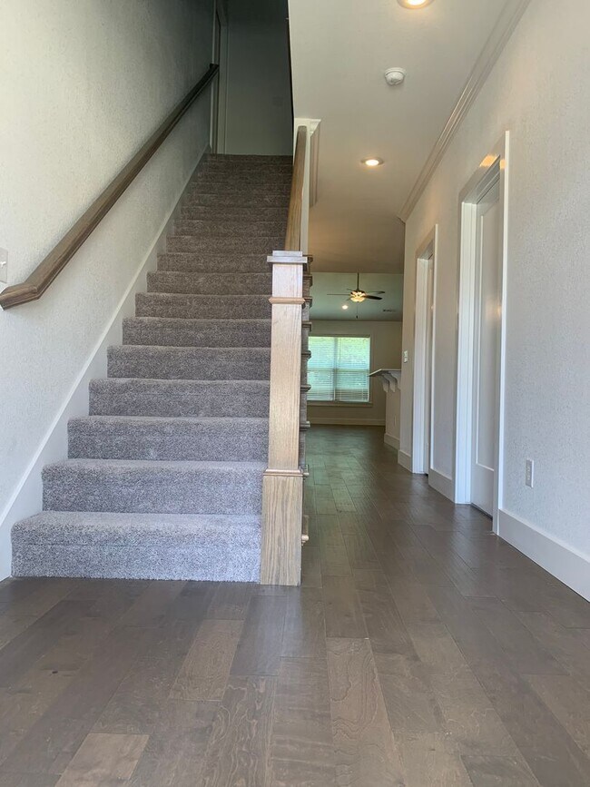 Foto del edificio - Like New Four Bedroom Three Bath in NW Fay...