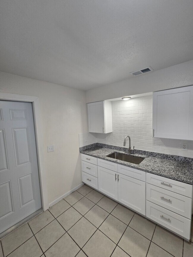 Foto del edificio - 2 BEDROOM, 1 BATH APARTMENT HOME - PINELLAS PARK