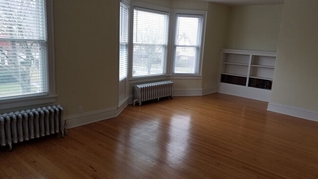 Building Photo - 3272 N Hackett Ave