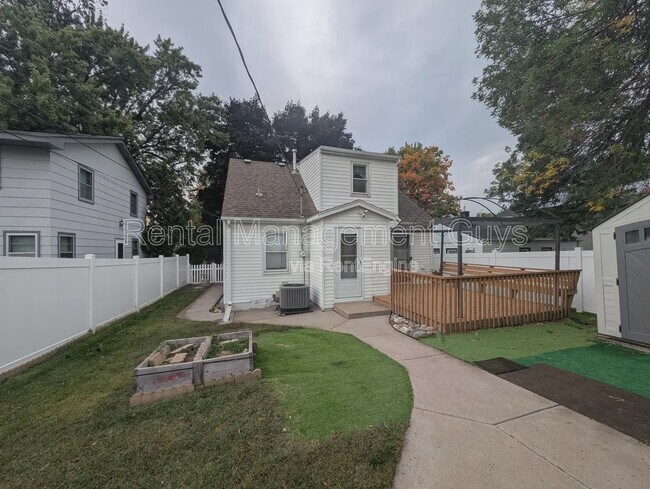 Building Photo - 5027 6th St NE