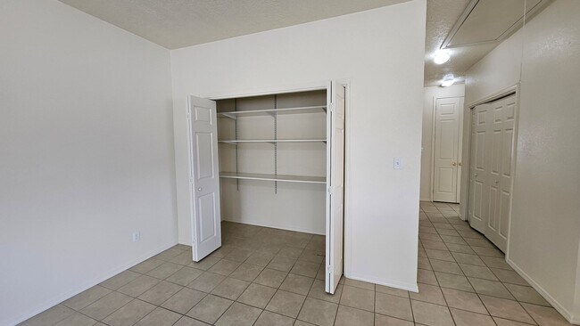Foto del edificio - 5401 Marble Ave