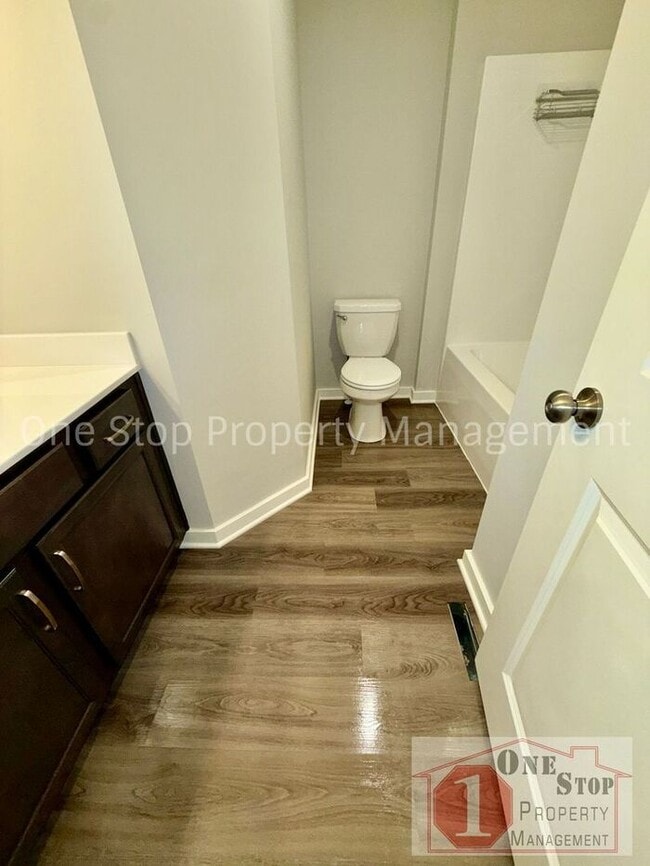 Building Photo - 3 Bedroom / 2.5 Bathroom Townhome in Louis...