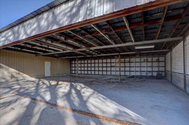 Foto del edificio - 3 Bedroom 3 Bathroom Home on a 1 Acre Lot