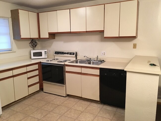 Foto del edificio - 2 Bedroom Top Floor Apartment - Close to I-70