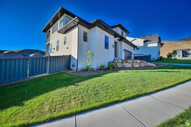 Building Photo - 1722 Oakridge Cir