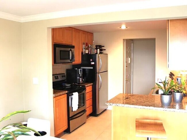Building Photo - Kirkland Condo