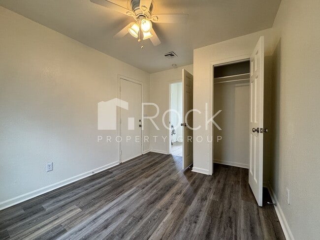Building Photo - 114-116 SW 23rd St Duplex