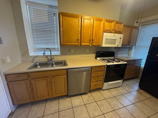 Foto del edificio - Beautiful 2 Bed 1 Bath Apartment with bonu...