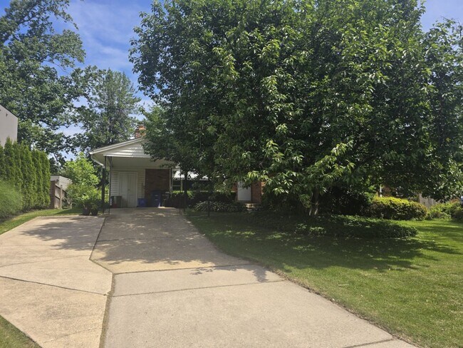 Foto del edificio - Spacious 4 Bedroom, 3 Bathroom Home in Close in Bethesda!!