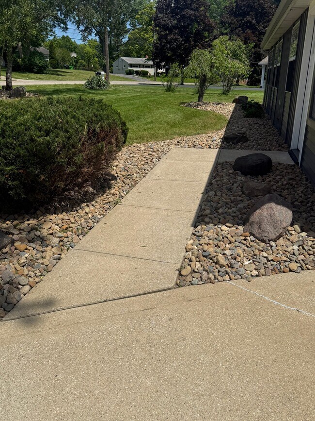 Foto del edificio - 7748 Crestwood Ln