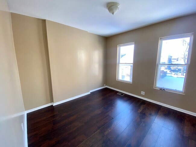 Spacious bedroom with bonus room - 6543 S Rhodes Ave