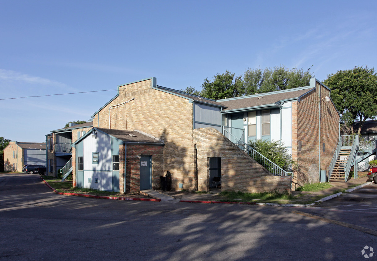 Building Photo - Cloverleaf Apartments