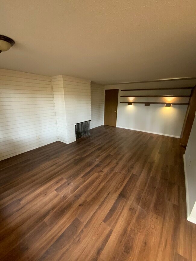 Building Photo - N Tacoma Town home 2bdr 1.5 bath 2 car car...
