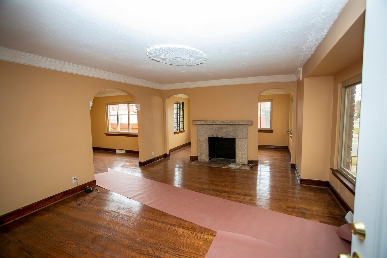 LIVING ROOM - 18115 Roselawn St