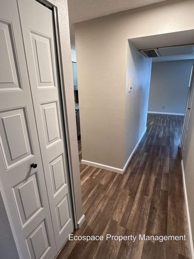 Foto del edificio - Recently Renovated 2 bedroom 1 bath Garden...