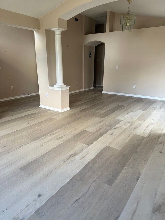 Amplio salón y comedor junto a la entrada - 24220 Denali Ct