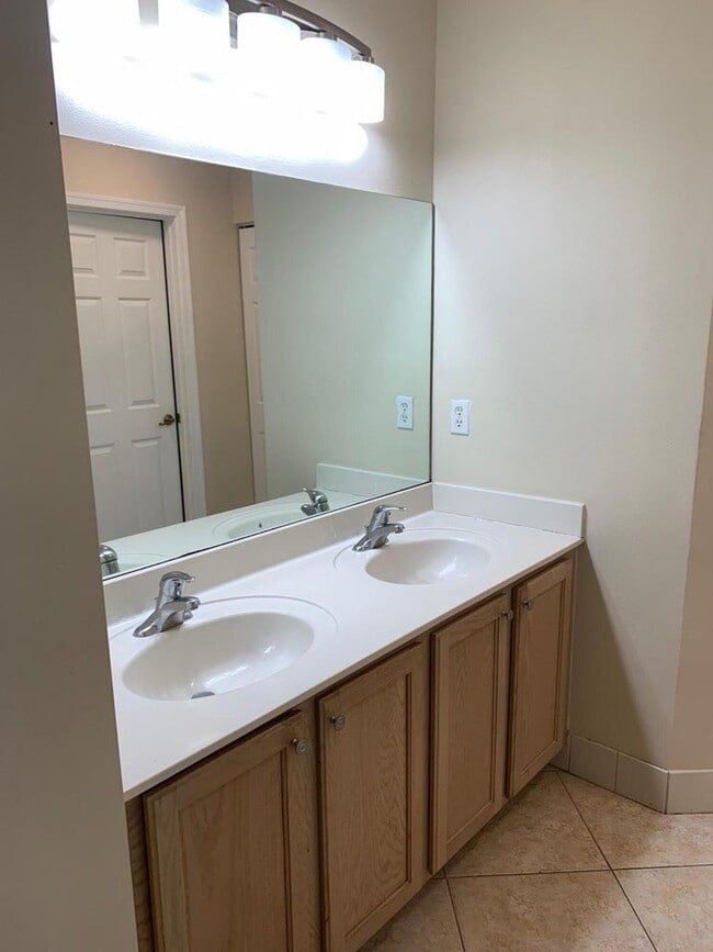 Foto del edificio - 2338 Center Stone Ln