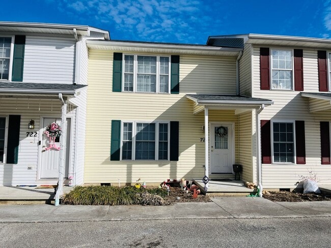 Building Photo - 2 Bedroom, 2.5 Bath Townhouse
