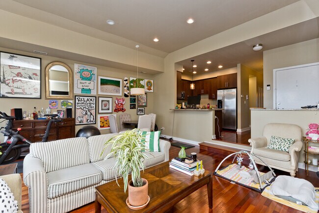 Foto del edificio - Spectacular, light-filled extra-wide condo...