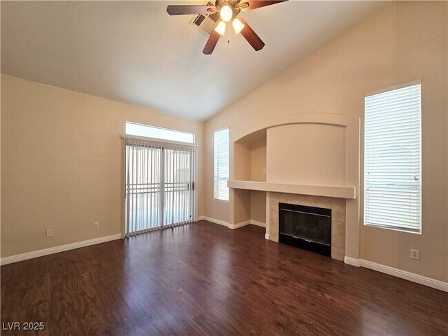 Foto del edificio - 1825 Lyell Canyon Ln