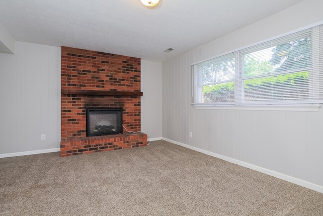 Building Photo - 686 Cloverdale Ave