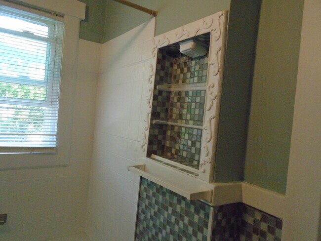 Estante de baño alicatado - 100 N. 33rd St., Apt 3