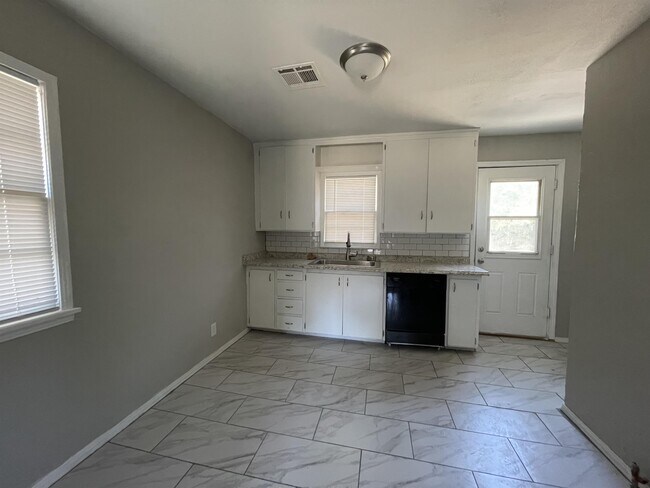 Building Photo - 1104 Sandra Dr