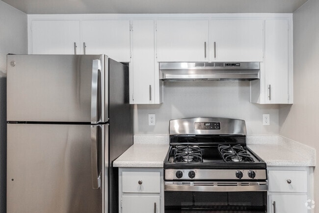 2BR, 2BA - 1002SF kitchen - River Run Apartments