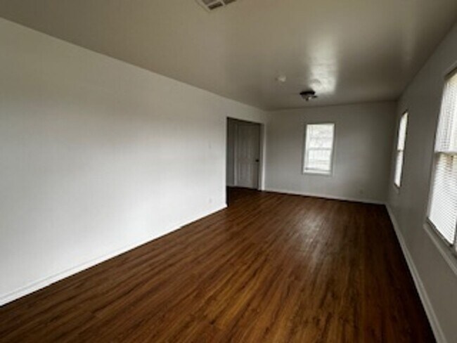 Building Photo - NEWLY UPDATED 3 BEDROOM HOUSE IN SULPHUR F...