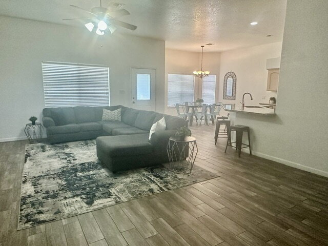 Foto del edificio - "Gorgeous 4-Bedroom, 2 Bathroom Pool Home ...