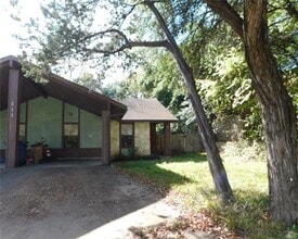 Building Photo - 811 Ramble Ln